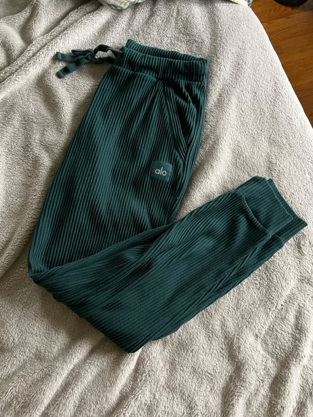 Alo Yoga Women’s Emerald Green Muse Sweatpants Small